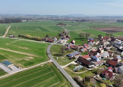 Luftaufnahme von Reckenstetten: rote Dächer, kurvenreiche Straßen, frische Baustellen.