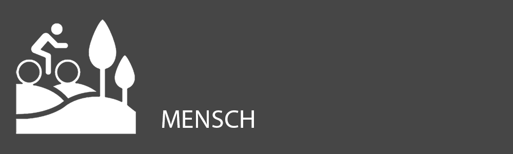 Weißes Radfahrersymbol, Hügel, Bäume, "MENSCH", Symbol für die landschaftlich reizvollen Strecken von Freystadt-Allersberg.