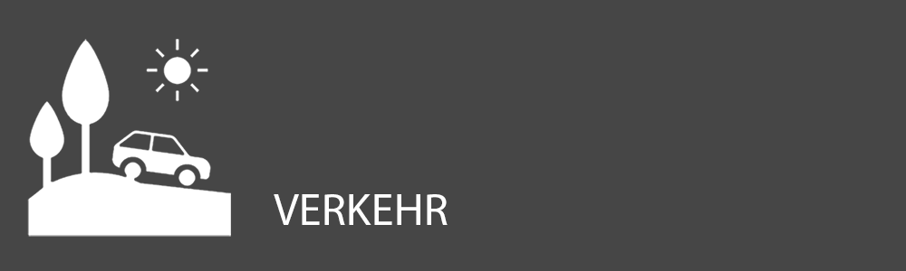 Weißes Auto fährt bergauf bei Allersberg, Bäume und Sonne, neben "VERKEHR". Weißes Auto fährt bergauf bei Allersberg, Bäume und Sonne, neben "VERKEHR".