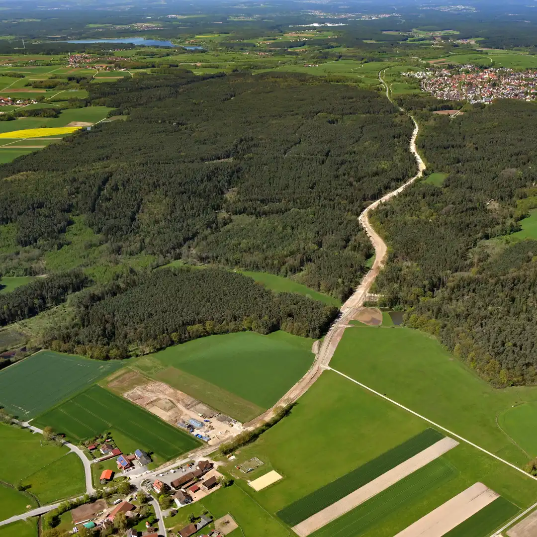 Luftaufnahme eines Straßenbaus, der Wald, Ackerland und Dörfer bei Allersberg durchquert. Luftaufnahme eines Straßenbaus, der Wald, Ackerland und Dörfer bei Allersberg durchquert.