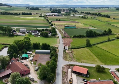 Luftaufnahme: ländliche Felder, vereinzelte Gebäude und Straßenbau bei Reckenstetten.