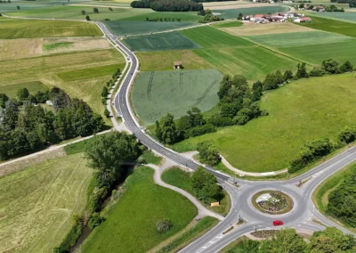 Luftaufnahme: Kreisverkehr, rotes Auto, Felder, Bäume, Gebäude bei Allersberg.