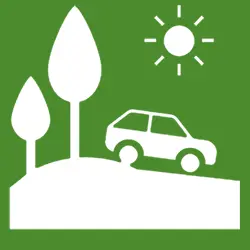 Weiße Autosilhouette auf Grün, mit Bäumen und Sonne - symbolisiert nachhaltigen Straßenbau.