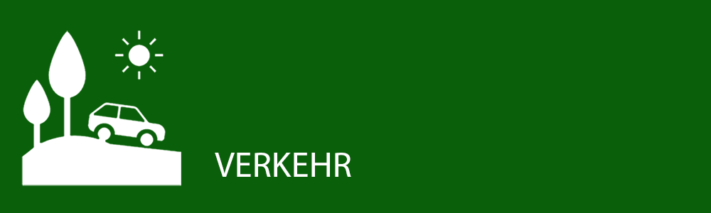 Weißes Auto auf einem Hügel, Bäume, Sonne; "VERKEHR" verweist auf Straßenarbeiten in der Gegend.